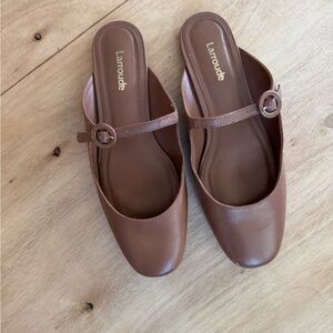 LARROUDE Blair Flat Mule Caramel size 6.5